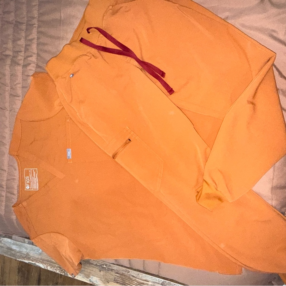 Figs scrubs never worn